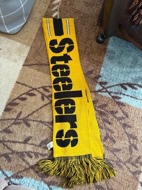 Forever Collectibles Yellow and Black Knit Fan Scarf